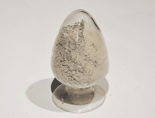 خاک نسوز داخل قالب شیشه‌ای، نمونه مواد نسوز برای صنایع حرارتی و گرمایشی.